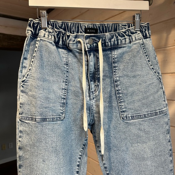 Reitmans | Light Wash Pull On R Jeans w Drawstring - Picture 2 of 7